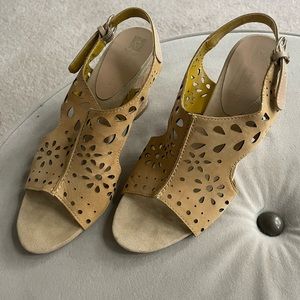 Mustard tan Anne Klein sandals wedges. Size 8.5